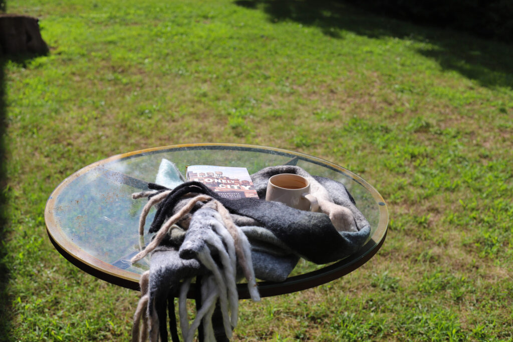 The Art of Romanticizing Nothing (and Loving It) 